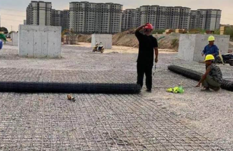 永州土工格栅铺设前地基要怎么处理？